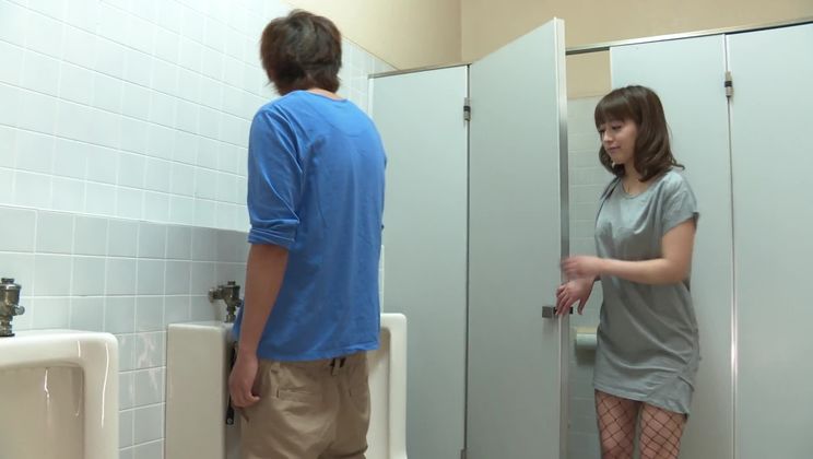 Шикарная азиатка Рихо Миками сосет мой член