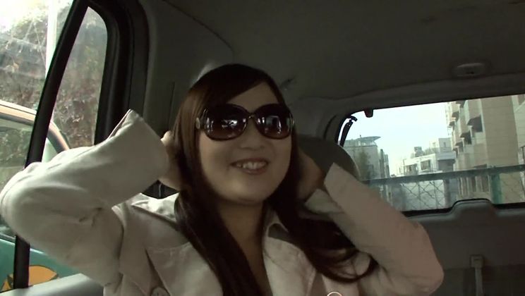 Очаровательная японка Серина в очень сексуальном нижнем белье в XXX-видео на улице