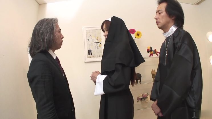 Сочная восточная красотка Хитоми Каноу была изнасилована в задницу.