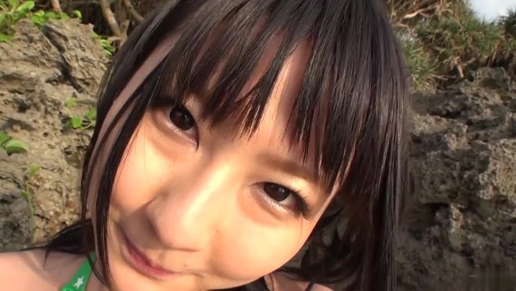 Восточная красавица Мегуми Харука делает волшебный минет на открытом воздухе.