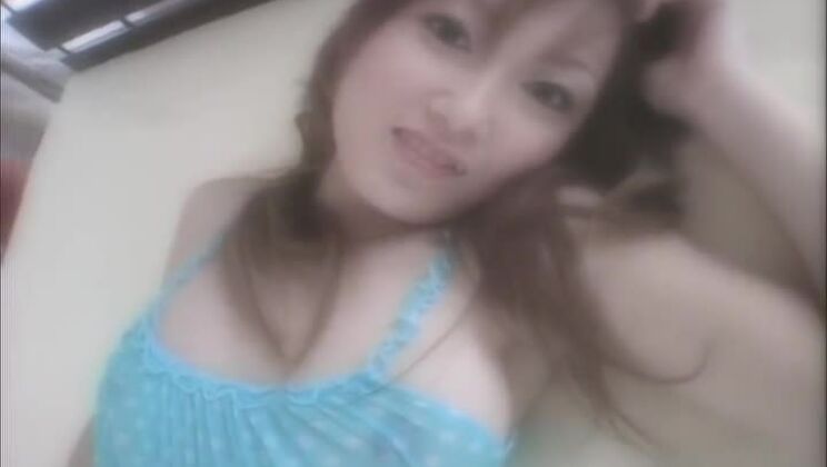 Красивая восточно-плоскогрудая Йоко Ноуда в потрясающей сцене крупным планом.