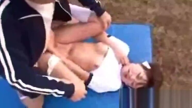 Очаровательная восточная сучка в настоящем жестком трахе на видео