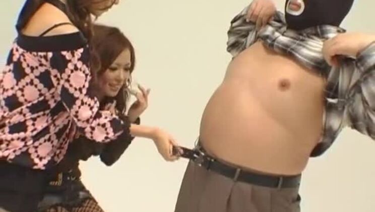 Прекрасная японская сучка в потрясающей сцене секса в стиле фетиша женского доминирования.