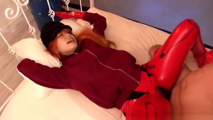 Красивая восточная сучка в потрясающем порно-представлении с элементами мастурбации.