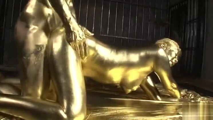 Привлекательная японская актриса демонстрирует потрясающую игру с выразительной мимикой.