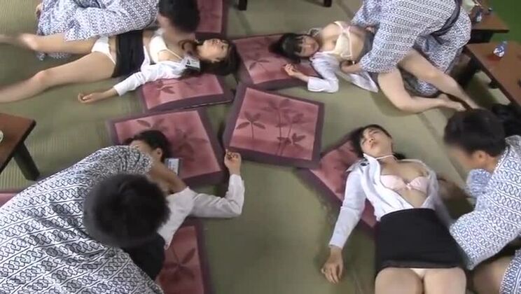 Медовая японская девушка в букаке-порно.