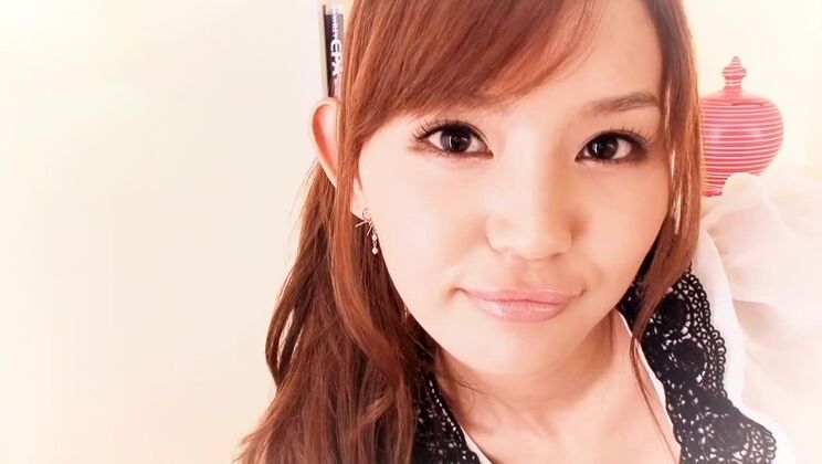 Потрясающая рыжеволосая японская сучка развлекается в любительском стиле.