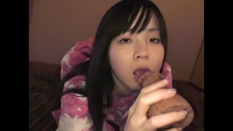 Соблазнительная японка Саяка Аида в невероятно откровенных порнографических сценах крупным планом.