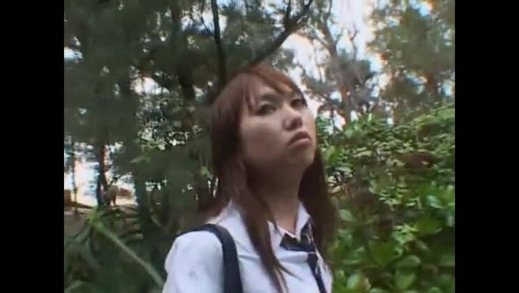 Красивая японская девушка на открытом воздухе