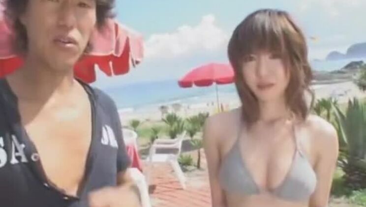 Очаровательная японская красотка выходит из дома