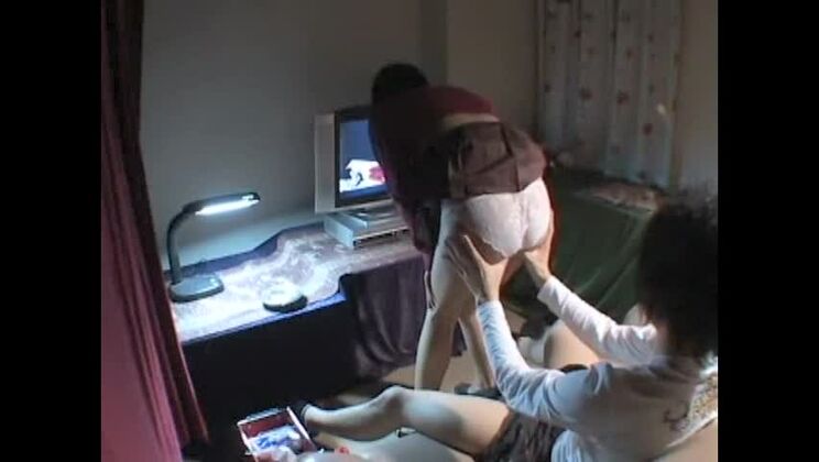 Удивительная японская девушка занимается сексом в любительском порно-видео.