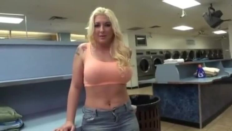 Невероятная восточная девушка занимается горячим любительским сексом на публике.