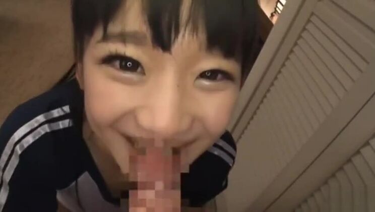 Красивая плоскогрудая японка в красивом косплей-порно.