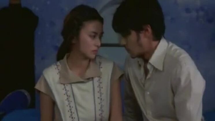 Приятная восточная девушка развлекается, увлекаясь фетишем.