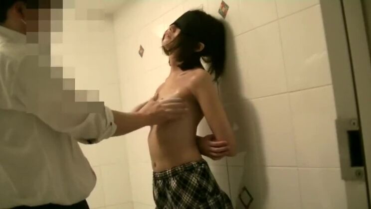 Прекрасная восточная леди воплощает в жизнь свои фетишистские фантазии.