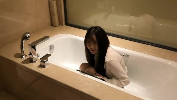 Замечательная восточная красотка развлекается с фетишами.