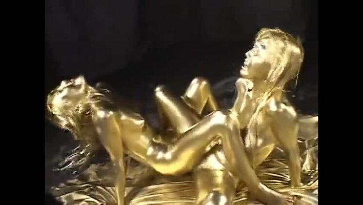 Привлекательная азиатская проститутка в ультрагламурном фетиш-развлечении