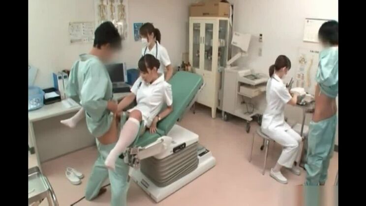 Очаровательная восточная проститутка с маленькой грудью в красивом любительском видео.