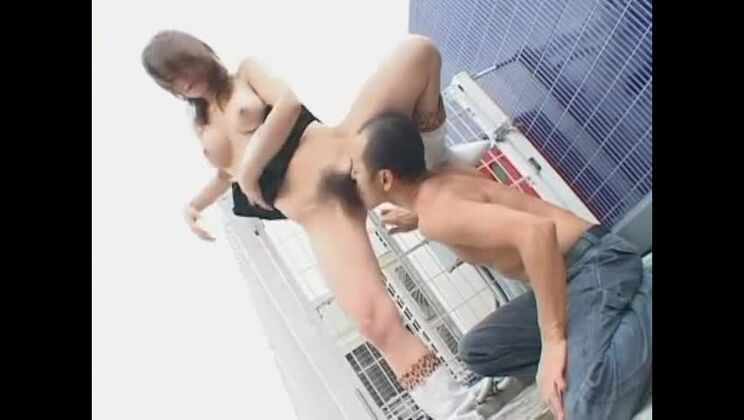 Восхитительная азиатка с пышной грудью Рей Китадзима ласкает свою вагину пальцами до оргазма на улице.