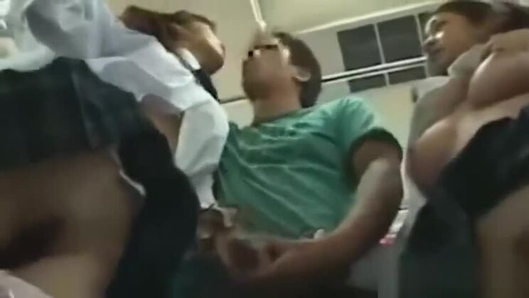 Привлекательная азиатская девушка