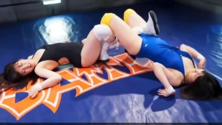 Стильная японская девушка воплощает в жизнь свои фетишистские фантазии.