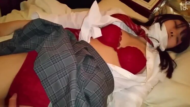 Соблазнительная азиатская девушка с плоской грудью