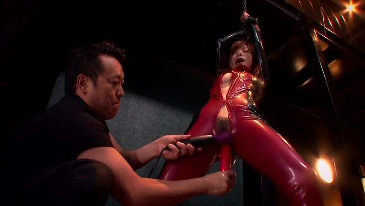 Сексуальная пышногрудая японка Кахо Касуми в потрясающем латексном порно-видео.