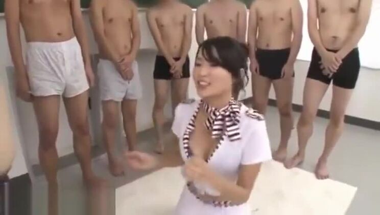 Соблазнительная японская шлюха любит фетиш-развлечения