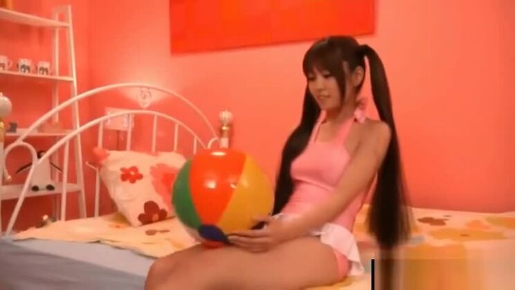 Прекрасная азиатская девушка в косплей-костюме снимается в порнофильме.