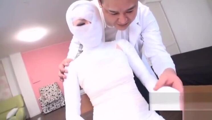 Соблазнительная японская девушка в красивом фетиш-порно видео. Соблазнительная