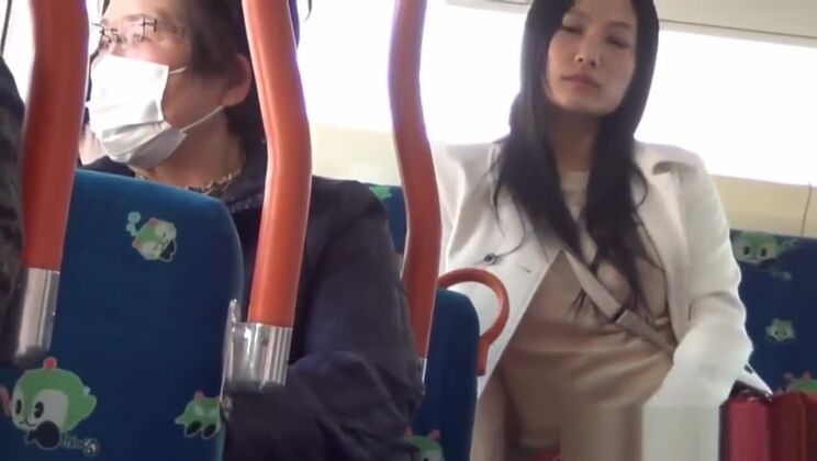 Привлекательная восточная девушка на публике