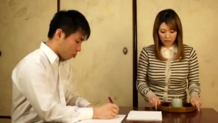 Потрясающая пышногрудая японка в фетиш-порно видео.