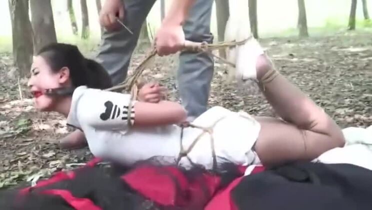 Невероятная восточная женщина развлекается, предаваясь фетишу.