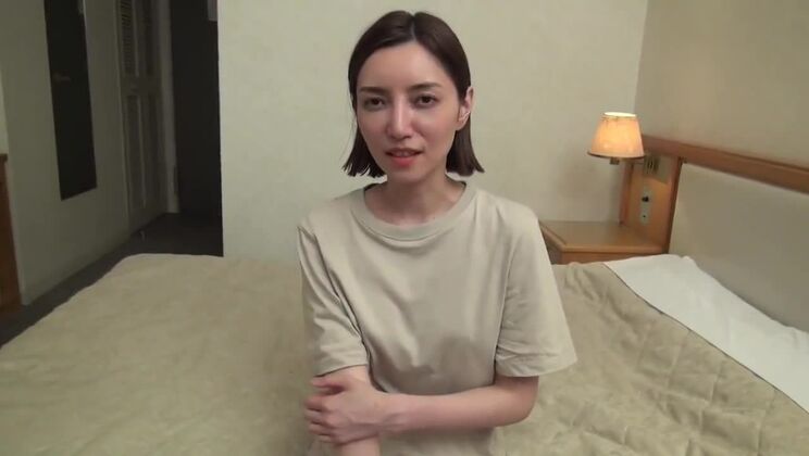 Медовая японская леди воплощает в жизнь свои грязные извращенные мечты.