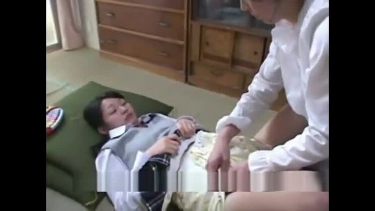 очаровательная азиатка получает необычный фетиш-опыт,