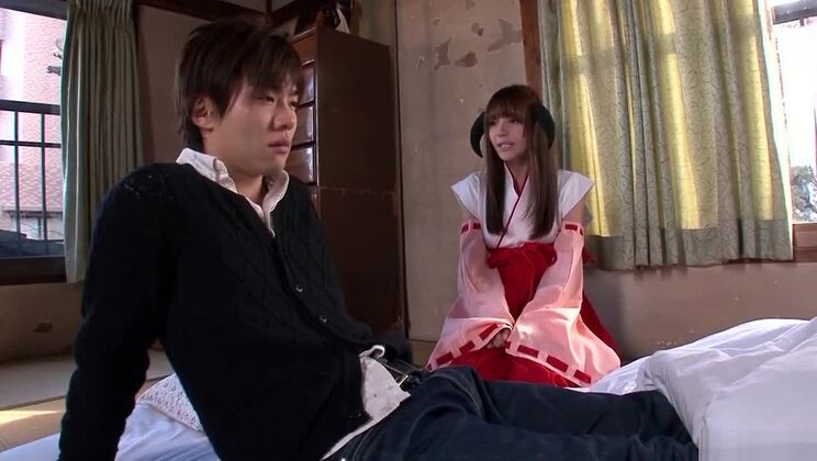 Спокойная японская девушка снимается в потрясающем порно-видео в косплей-стиле.