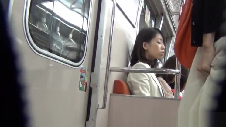 Сексуальная японская проститутка выступает в XXX-видео, где она писает на публике.