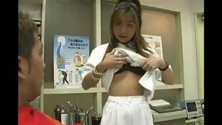 Невероятная азиатская распутница в горячем любительском порно.