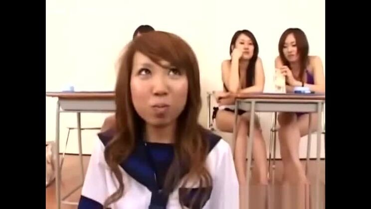 Привлекательная азиатская шлюха воплощает в жизнь свои грязные извращенные мечты.