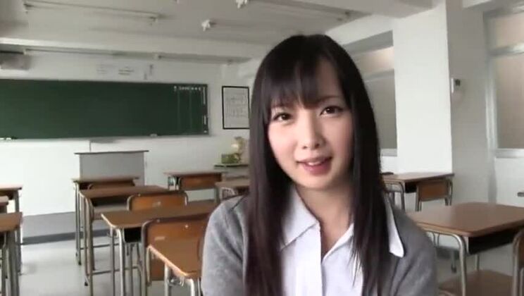 Привлекательная японская красотка в фетиш-порно видео.