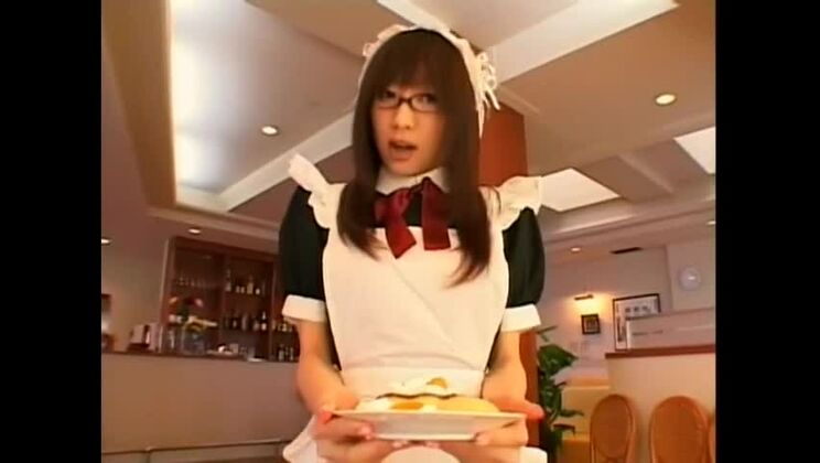 Великолепная японская проститутка в общественном месте