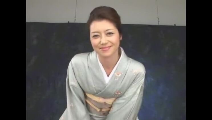 Божественная японка Маки Ходзё в горячем порно-видео с мастурбацией пальцами.