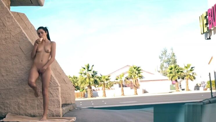 Очаровательная плоскогрудая восточная проститутка на открытом воздухе