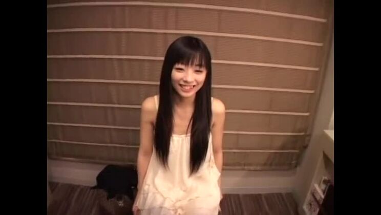 Потрясающая японская девушка с плоской грудью