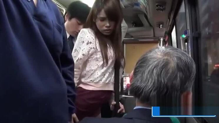 Дразнящая азиатская шлюха засовывает пальцы себе в вагину на публике.