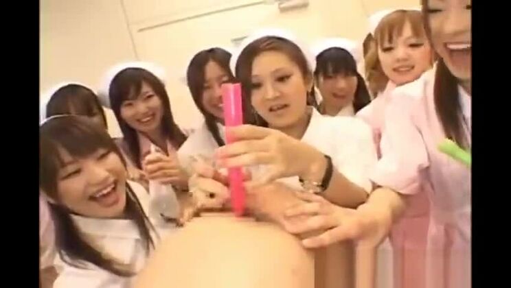 Соблазнительная азиатская красотка занимается страстным межрасовым сексом.