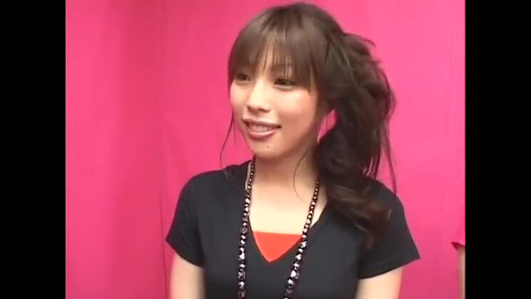 Ослепительная японская шлюха очень возбуждена.