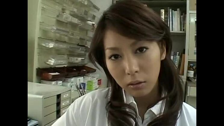 Красивая японская красотка в эротическом фильме