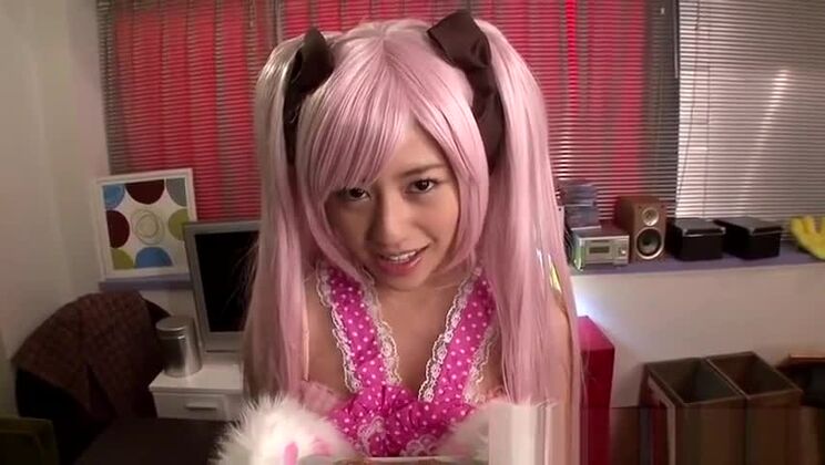 Соблазнительная азиатская девушка с маленькой грудью очень привлекательна.