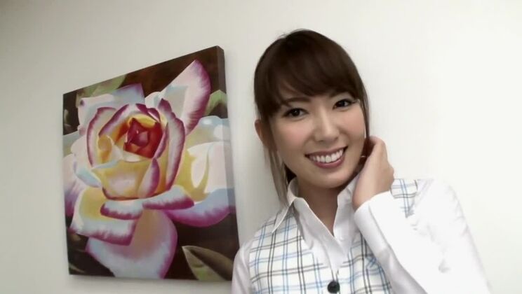 Очаровательная японская распутница демонстрирует потрясающее видео с сексом с мочеиспусканием на улице.